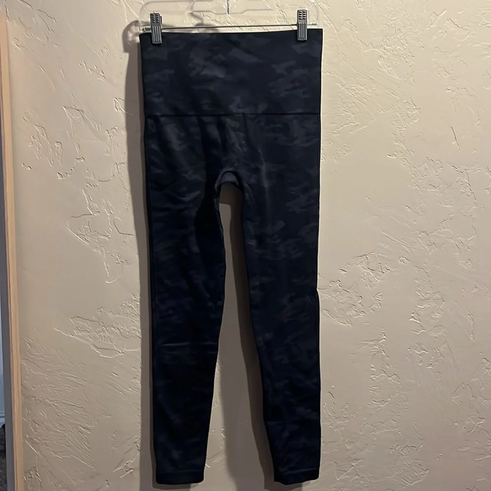 Spanx Look at Me Now Cropped Leggings in Black Grey Camo Print - Picture 7 of 10